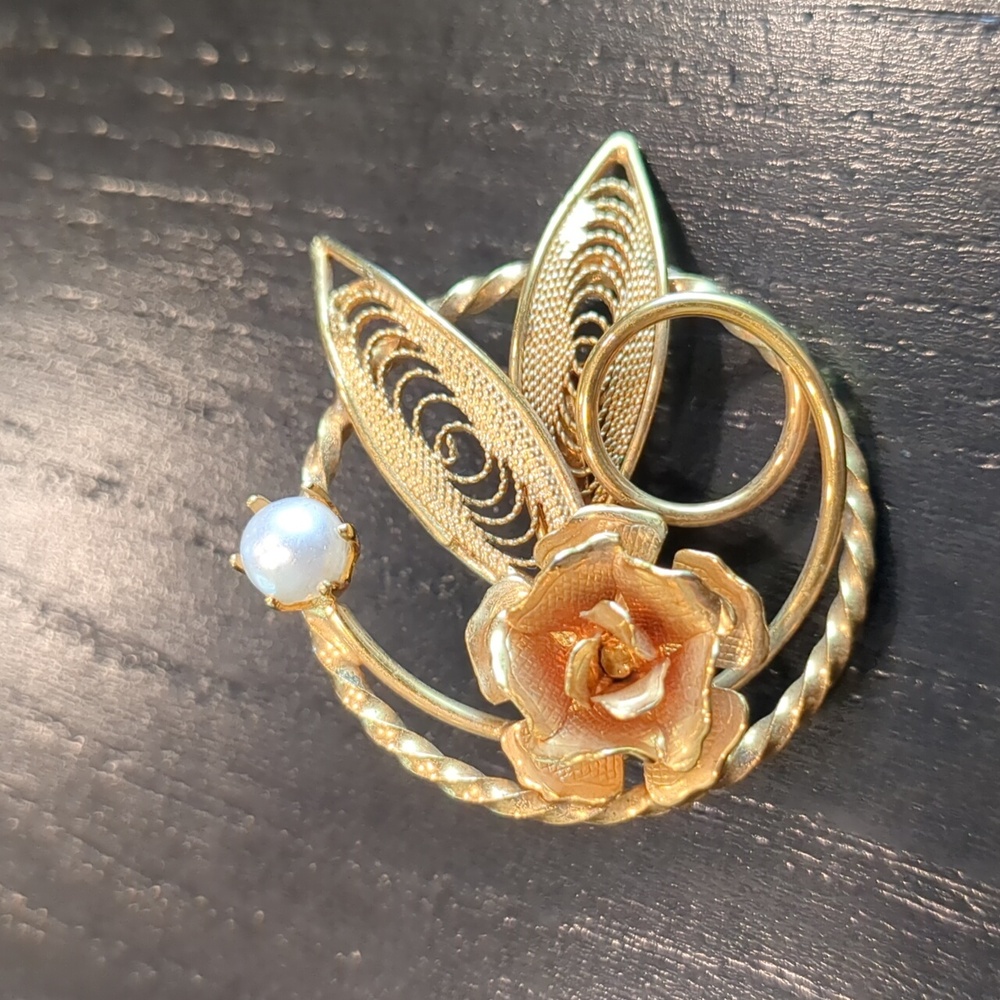 Elegant Gold Floral Brooch